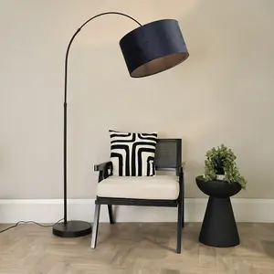 ValueLights Louis Black Arched Curved Floor Lamp with Navy Blue Velvet Drum Lamp Shade and LED Bulb