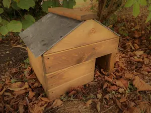 Wooden Hedgehog Habitat Nest Box House Slate Roof Predator Proof Hibernation Shelter