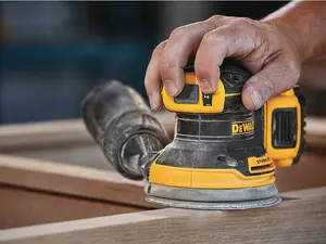 Dewalt DCW210N Cordless Brushless 18v XR Random Orbital Sander 125mm + 10 Sheets