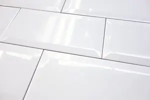 Top Ceramics White Bevelled High Gloss Metro Ceramic Wall Tile (L)200mm x (W)100mm Each box 0.88sqm