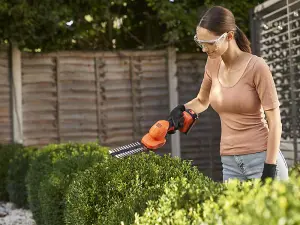 BLACK & DECKER BCSS18D1 18v Shrub trimmer