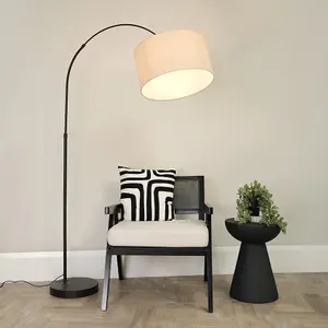 ValueLights Louis Black Arched Curved Floor Lamp with Natural Fabric Drum Lamp Shade and LED Bulb