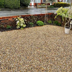 Charles Watson 20mm Golden Gravel Landscaping Decorative Gravel Approx. 20kg Polybag