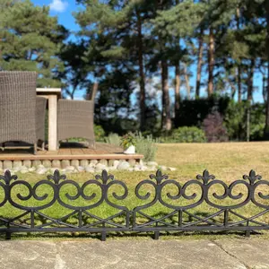 Fleur de Lys Black Plastic Lawn Edging (60cm x 32cm) - 20 Panels