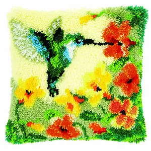 L/HK CUSH H/BIR&FLWR - Latch Hook Kit: Cushion: Hummingbird & Flowers - Vervaco