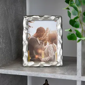 Modern Designer Metallic Silver 5x7 Resin Picture Frame with Moulded Border