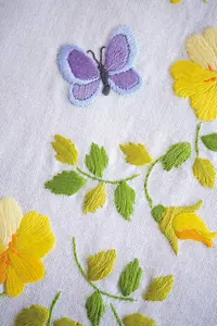 EMB T/RUN SPRING FLWRS - Embroidery Kit: Runner: Spring Flowers - Vervaco