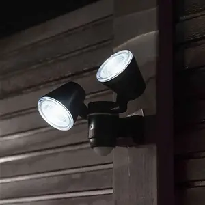 Outdoor Battery Security Twin Head Spot Light With Pir, White Leds Battery Security Light