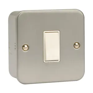 Click Scolmore Metal Clad Single Switch Intermediate 1 Gang 10A - CL025