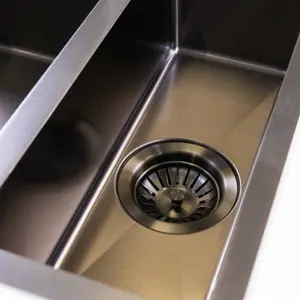 Mockeln - 1.5 Bowl Stainless Steel Kitchen Sink - Inset or Undermounted - Gun Metal Finish - 670mm x 440mm x 200mm