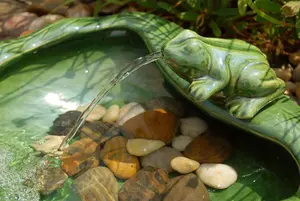 Modern Frog Water Fountain - Solar Powered Resin Recycling Water Feature