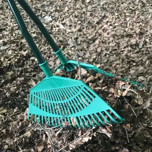 Long Handled Leaf Collecting Grabs