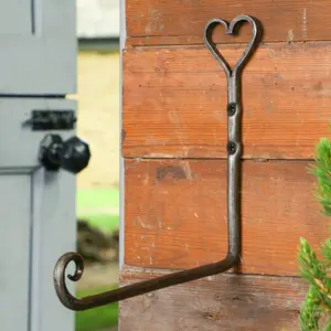 Heart Iron Wall Bracket Outdoor Basket Hanger Garden Hanging Basket Bracket