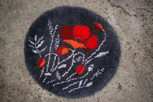 L/HK S/RUG POPPIES - Latch Hook Kit: Rug: Shaped: Poppies - Vervaco