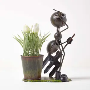 Homescapes Metal Ant with Garden Fork and Flower Pot, 32 cm Tall