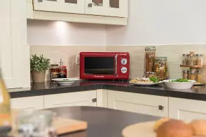 Russell Hobbs RHRETMM705R 700W 17L Retro Red Compact Manual Microwave