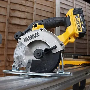 DEWALT DCS373N 18v Circ metal cutting saw 140mm blade