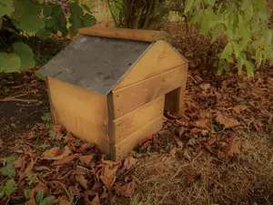 Wooden Hedgehog Habitat Nest Box House Slate Roof Predator Proof Hibernation Shelter