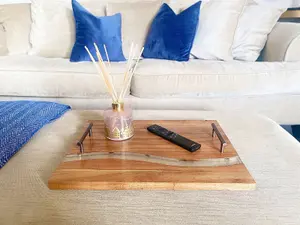 Acacia      Wood      Tray      With      Handles