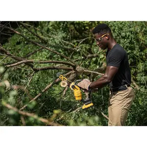 Dewalt DCMPS520D2 18v 20cm Cordless Brushless Pruning Saw 1 Handed Chainsaw