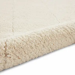 Ideal Shaggy Cream Diamond 3D effect Medium Rug, (L)170cm x (W)120cm