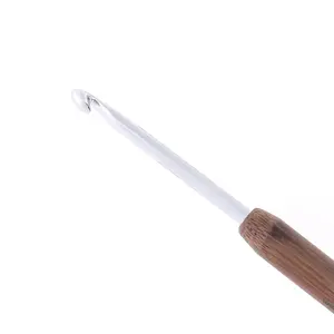 C/HK W/BAMB 4.50 - Crochet Hook: Aluminium with Bamboo Handle: 14cm x 4.50mm - Pony