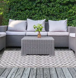 Grey and White Geometric Lightweight Outdoor Rug, 120cmx180cm (4ftx6ft)