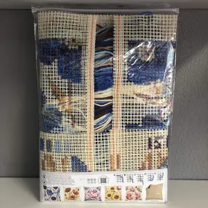 CUSHION BLUE FLOWERS - Cross Stitch Kit: Cushion: Blue Flowers - Vervaco