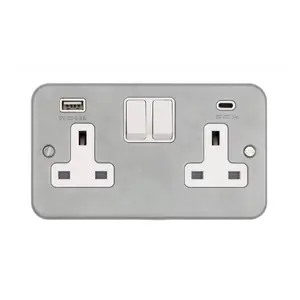 Vimark VM1289 Metalclad 13A 2 Gang Switched Socket with 2 USB Ports (1 x Type C, 2 x Type A, 4.8A)