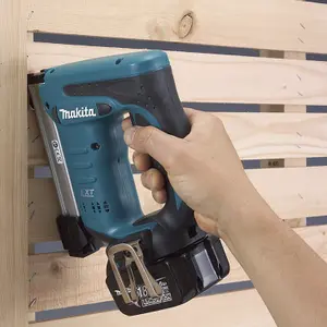 Makita DST221Z 18V Cordless Heavy Duty Stapler Staple Gun+ Makpac Case