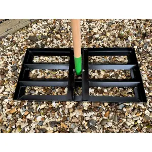 Steel Lawn Levelling Rake - 60 cm x 40 cm / 23" x 15.7" with Handle - Gardening Tool for Lawn Care, Mulch Spreading, Soil Grading