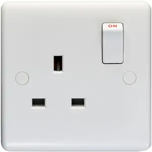 1 Gang Single Pole 13A Switched UK Plug Socket - WHITE PLASTIC Wall Power Outlet