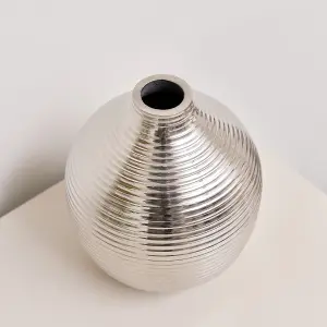 Melody Maison Silver Metal Ribbed Swirl Vase - 17cm