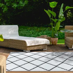 Large Garden Outdoor Rug For Patio, Reversible Chevron Colours, Black & White Waterproof Area Rug 160 x 230cm