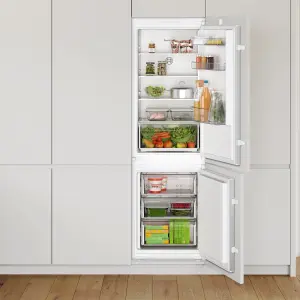 Bosch KIN86NSF0G Serie 2 60:40 Integrated Frost free Fridge freezer - White