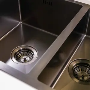 Mockeln - 1.5 Bowl Stainless Steel Kitchen Sink - Inset or Undermounted - Gun Metal Finish - 670mm x 440mm x 200mm