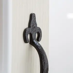 Hammer & Tongs - Antique Fleur De Lis Door Handle - H205mm - Black