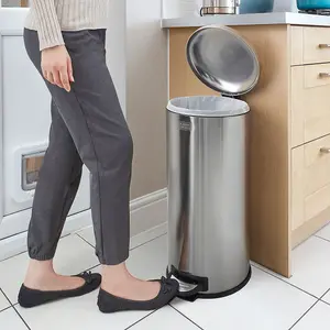 BLACK+DECKER 61259 30L Stainless Steel Dome Shaped Pedal Bin With Soft Close Lid