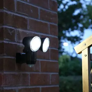 Outdoor Battery Security Twin Head Spot Light With Pir, White Leds Battery Security Light