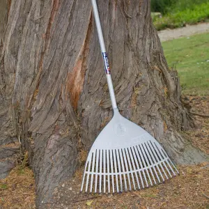 Spear & Jackson 3884NB Neverbend Plastic Leaf Rake (Steel Shaft)