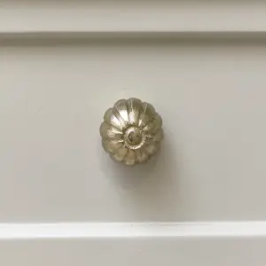 Melody Maison Antique Gold Round Scalloped Drawer Knob