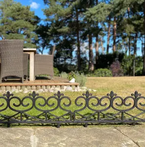 Fleur de Lys Black Plastic Lawn Edging (60cm x 32cm) - 20 Panels