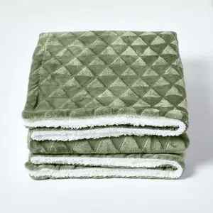 Homescapes Sage Green Geometric Triangle Velvet Throw 130 x 160 cm