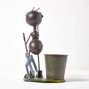 Homescapes Metal Ant with Garden Fork and Flower Pot, 32 cm Tall