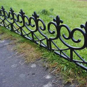 Fleur de Lys Black Plastic Lawn Edging (60cm x 32cm) - 20 Panels