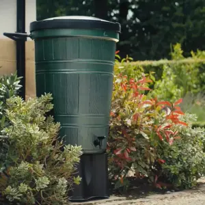 Garden Lake 200L Litre Wood Effect Green Barrel Water Butt with Child Safe Locking Lid, Stand & Rain Diverter Drainpipe Kit.