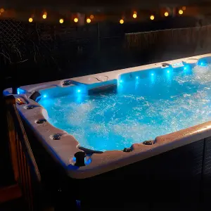 Canadian Spa Company St. Lawrence Swim spa, 5 seats