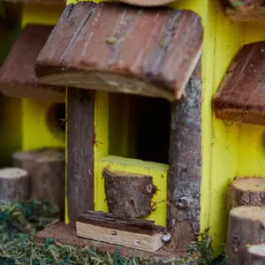 Decorative Hanging Bird House Garden Lodge Birdbox Yellow Bird Nesting Box with Moss Details