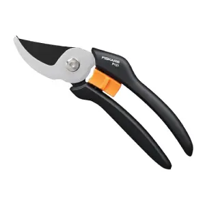 Fiskars P121 Solid Bypass Pruner