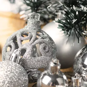 100 Piece Shatterproof Christmas Bauble Set Silver